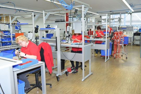 Kabelkonfektionierung bei Multi-Contact am Standort Weil am Rhein