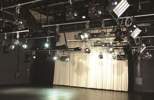 Studioausrüster Arri Lighting Solution ist für die technische Ausrüstung der vier Münchner Studios verantwortlich und setzt dabei auf Sicherheitstechnik von Siemens. Studioausrüster Arri Lighting Solution ist für die technische Ausrüstung der vier Münchner Studios verantwortlich und setzt dabei auf Sicherheitstechnik von Siemens.