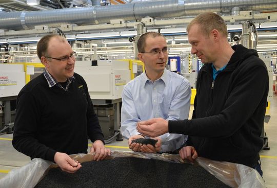 Der Umwelt verpflichtet: Andreas Wehrse, Energiebeauftragter Minden; Achim Zerbst, Energiemanagement-Beauftragter und Stephan Dworsky, Energiebeauftragter Sondershausen (v.l.) tragen als Mitglieder des Wago-Energieteams dafür Sorge, dass Rohstoffe wie zum Beispiel Kunststoffgranulat effizient verwendet und recycelt werden.