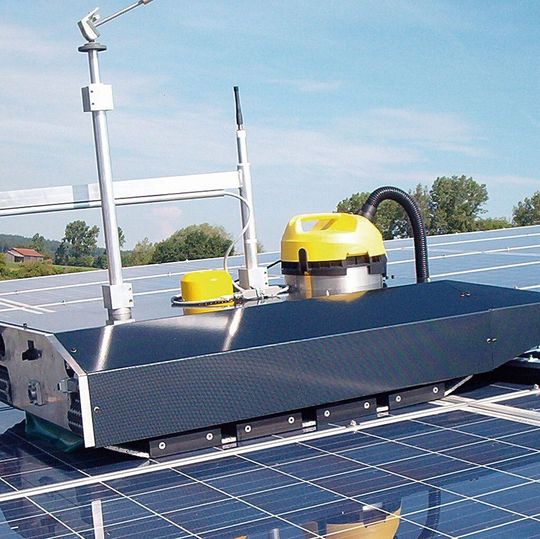 Der vom BMWi geförderte Hightech-Reinigungsroboter steigert durch umweltschonende Reinigung die Leistung von Photovoltaikanlagen. Der vom BMWi geförderte Hightech-Reinigungsroboter steigert durch umweltschonende Reinigung die Leistung von Photovoltaikanlagen.