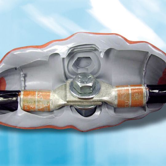 Diese neuartige Silikon-Isoliermasse dichtet, schützt und isoliert elektrische Kontakte und Verbindungen – und ist ebenso leicht wieder entfernt.