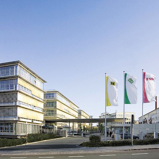 Die Schaeffler Gruppe hat am 14. Mai die seit dem Jahr 2008 bestehende Investorenvereinbarung mit der Continental AG gekündigt. Die Unternehmen wollen aber känftig weiter zusammenarbeiten. Die Schaeffler Gruppe hat am 14. Mai die seit dem Jahr 2008 bestehende Investorenvereinbarung mit der Continental AG gekündigt. Die Unternehmen wollen aber känftig weiter zusammenarbeiten.