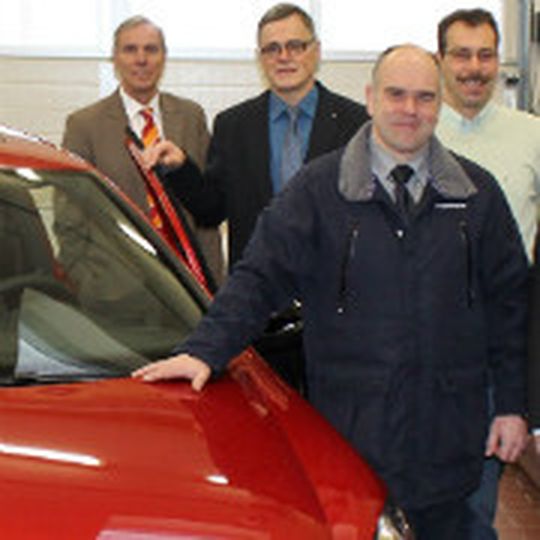 Fahrzeugübergabe (v.li.): Günter Strelitz, Lothar Vonderau (beide Vorstandsmitglied Förderverein der Ferdinand-Braun-Schule), Thorsten Krämer, Ulrich Scholz (Vorstandsmitglied der Kfz-Innung).