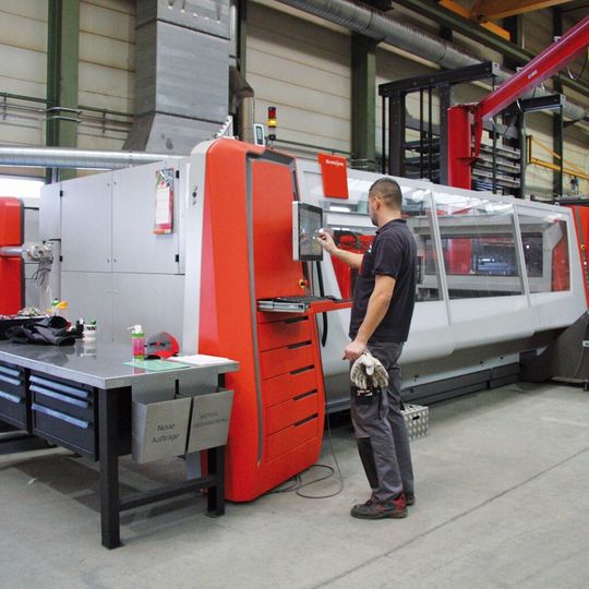 Die neue Bystronic-Laserschneidanlage By-Autonom 3015 im Blechbearbeitungs-Center der Senn AG in Oftringen/Schweiz. Die neue Bystronic-Laserschneidanlage By-Autonom 3015 im Blechbearbeitungs-Center der Senn AG in Oftringen/Schweiz.