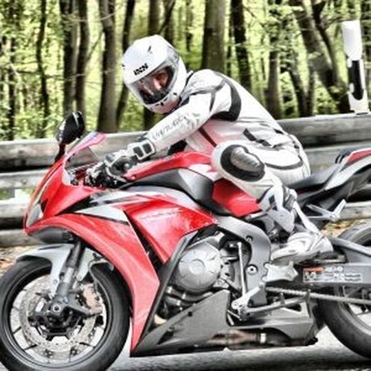 Der April holte nach, was der März bereits hätte tun sollen: Kunden auf neue Motorräder setzen. Der April holte nach, was der März bereits hätte tun sollen: Kunden auf neue Motorräder setzen.