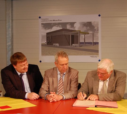 Rüdiger Beckmann, Vertriebsleiter der Jade Weser Port Logistics Zone, Axel Kluth, Geschäftsführer Jade Weser Port Logistics Zone und Thomas Eiben, Prokurist 3Y bei der Unterzeichnung des Ansiedlungsvertrags (v.l.). Rüdiger Beckmann, Vertriebsleiter der Jade Weser Port Logistics Zone, Axel Kluth, Geschäftsführer Jade Weser Port Logistics Zone und Thomas Eiben, Prokurist 3Y bei der Unterzeichnung des Ansiedlungsvertrags (v.l.).