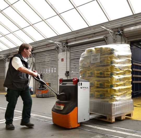 Geht heute eine Sendung mit Saatgut auf den Weg, wird der Auftrag dafür via AX4 automatisch mit allen sendungsbezogenen Daten an den verantwortlichen Spediteur übermittelt. Geht heute eine Sendung mit Saatgut auf den Weg, wird der Auftrag dafür via AX4 automatisch mit allen sendungsbezogenen Daten an den verantwortlichen Spediteur übermittelt.