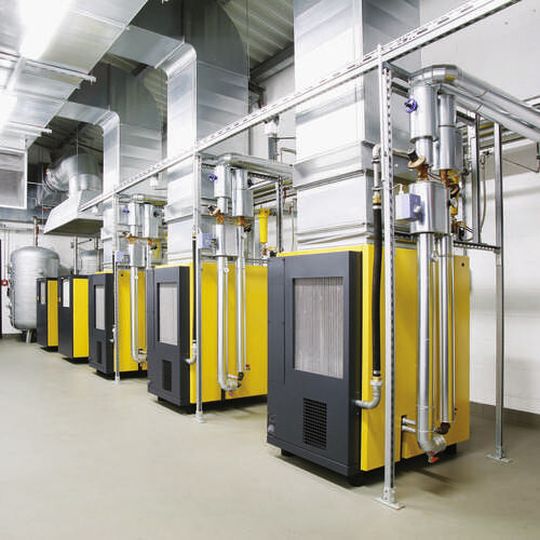 Kaeser Kompressoren setzt bei seinen Systemen auf moderne Technologie. Dabei dreht sich alles um Verfügbarkeit und Energieeffizienz. Aus diesem Grund sind nahezu alle Lösungen mit IE3-Motoren von Siemens ausgerüstet. Kaeser Kompressoren setzt bei seinen Systemen auf moderne Technologie. Dabei dreht sich alles um Verfügbarkeit und Energieeffizienz. Aus diesem Grund sind nahezu alle Lösungen mit IE3-Motoren von Siemens ausgerüstet.