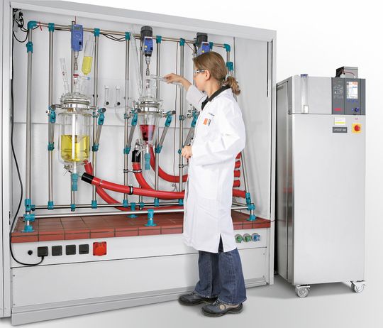 Abb. 2: Das Unistat-Temperiersystem wird zusammen mit einem externen Wärmetauscher (Bild rechts) an den Reaktormantel angeschlossen. Abb. 2: Das Unistat-Temperiersystem wird zusammen mit einem externen Wärmetauscher (Bild rechts) an den Reaktormantel angeschlossen.