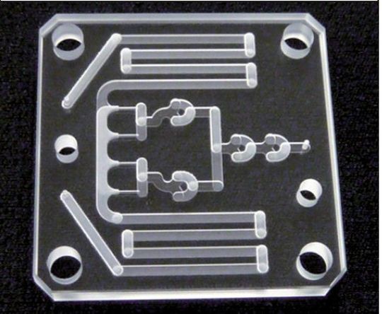 Abb. 1: Beispiel eines mikrostrukturierten Reaktors: Laminarer Mischer mit komplexer Bifurkation, Verwirbelungsstruktur und Eduktvorwärmung. Abb. 1: Beispiel eines mikrostrukturierten Reaktors: Laminarer Mischer mit komplexer Bifurkation, Verwirbelungsstruktur und Eduktvorwärmung.