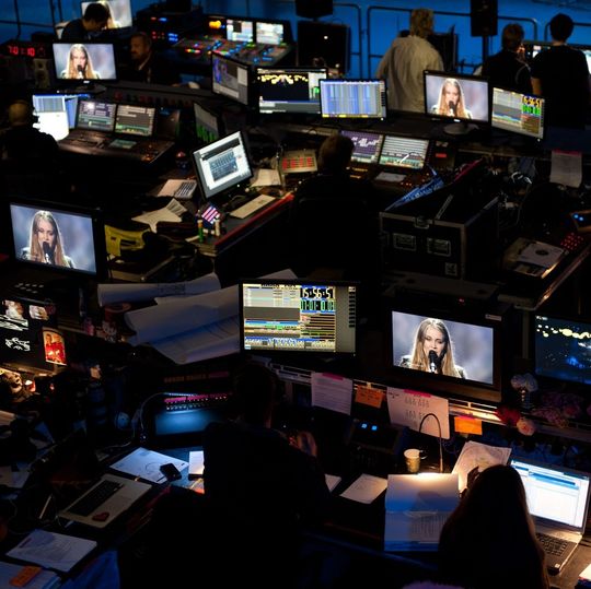 Blick auf einen Teil der Ton-, Licht- und Bildregie