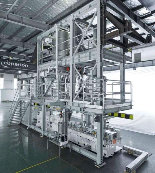 Gesamtansicht der Modulanlage zum Compoundieren von Thermoplastischen Elastomeren, die Coperion in der neu eingerichteten Halle am Standort Shanghai montiert und erprobt hat. Gesamtansicht der Modulanlage zum Compoundieren von Thermoplastischen Elastomeren, die Coperion in der neu eingerichteten Halle am Standort Shanghai montiert und erprobt hat.