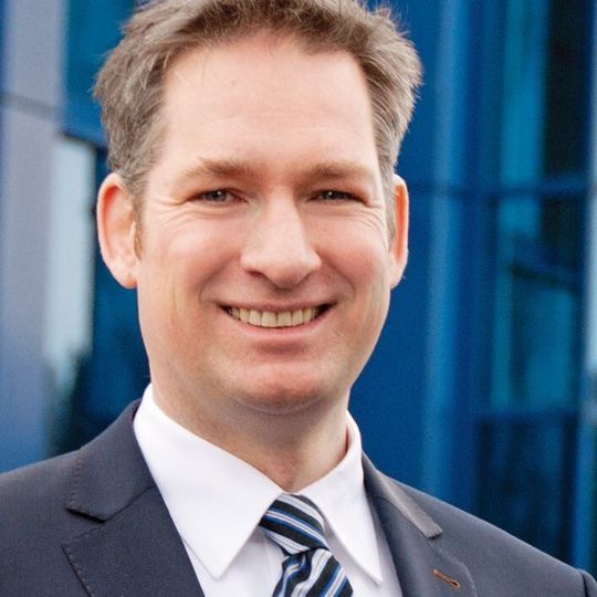 Geschäftsführer Dennis Hempelmann: „Auf der EMO in Hannover zeigen wir das komplette Drei- und Fünf-Achs-Programm.“ Geschäftsführer Dennis Hempelmann: „Auf der EMO in Hannover zeigen wir das komplette Drei- und Fünf-Achs-Programm.“