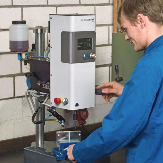 Mit einem solitären Systeme ist dank einer integrierten Drehmomentüberwachung die prozesssichere Gewindeherstellung oft einfacher zu erreichen als mit einer CNC-Maschine.