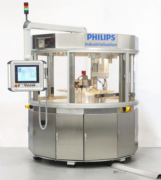 Mit einem neu entwickelten, indexierenden Rundtakttisch speziell für das Handling von Kleinstteilen in der Massenproduktion hat die Maschinenbausparte der Royal PHILIPS Electronics die maximale Geschwindigkeit eines solchen Rundlauftisches von 100 auf bis zu 180 Takte pro Minute erhöht. Mit einem neu entwickelten, indexierenden Rundtakttisch speziell für das Handling von Kleinstteilen in der Massenproduktion hat die Maschinenbausparte der Royal PHILIPS Electronics die maximale Geschwindigkeit eines solchen Rundlauftisches von 100 auf bis zu 180 Takte pro Minute erhöht.