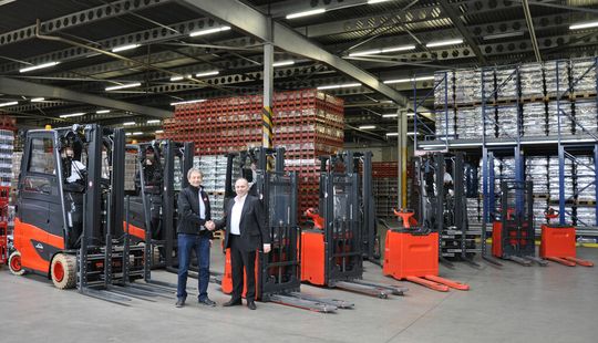 Übergabe der Staplerflotte an Rivella AG (Marcel Fischer, Flottenverantwortlicher bei Rivella AG und Stefano Ghilardi, Vertriebsleiter bei Linde Lansing Fördertechnik AG) Übergabe der Staplerflotte an Rivella AG (Marcel Fischer, Flottenverantwortlicher bei Rivella AG und Stefano Ghilardi, Vertriebsleiter bei Linde Lansing Fördertechnik AG)