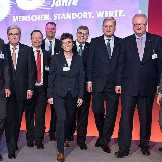 Zum Festakt im Rahmen des Jubiläums „150 Jahre Menschen. Standort. Werte“ konnten die Vertreter der Standortgesellschaften der im Industriepark Höchst ansässigen Unternehmen auch den hessischen Finanzminister Thomas Schäfer (1.v.r.), und den Frankfurter Wirtschaftsdezernenten Markus Frank (2.v.r.) begrüßen. Festredner war Dr. Hariolf Kottmann, CEO Clariant International Ltd. (1.v.l.). Zum Festakt im Rahmen des Jubiläums „150 Jahre Menschen. Standort. Werte“ konnten die Vertreter der Standortgesellschaften der im Industriepark Höchst ansässigen Unternehmen auch den hessischen Finanzminister Thomas Schäfer (1.v.r.), und den Frankfurter Wirtschaftsdezernenten Markus Frank (2.v.r.) begrüßen. Festredner war Dr. Hariolf Kottmann, CEO Clariant International Ltd. (1.v.l.).