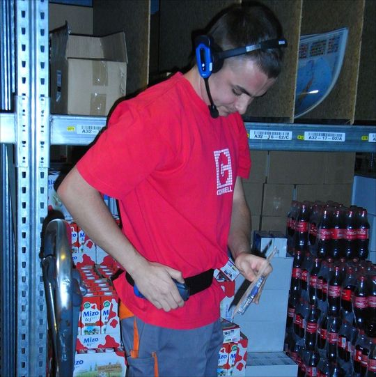 Mit dem Scanner am Gürtel können die 55 Mitarbeiter bei Corwell im Zwei-Schicht-Betrieb Produktivität und Ergonomie beim Kommissionieren erhöhen. Mit dem Scanner am Gürtel können die 55 Mitarbeiter bei Corwell im Zwei-Schicht-Betrieb Produktivität und Ergonomie beim Kommissionieren erhöhen.