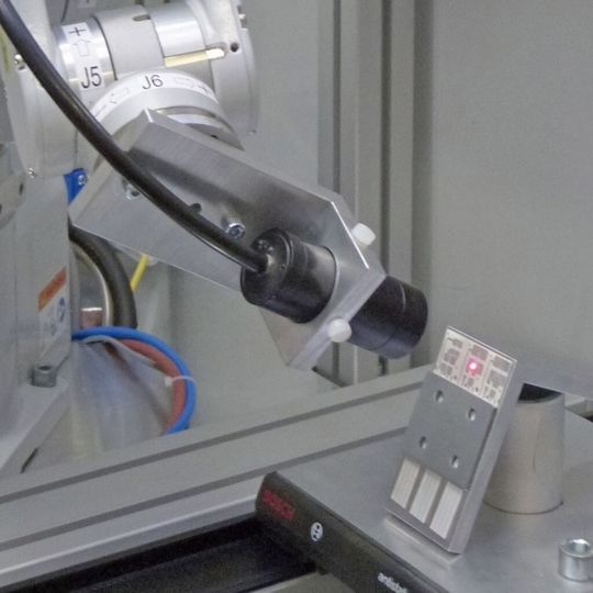 Bild 1: Das Löten mit dem Diodenlaser übernimmt der Roboter. Bild 1: Das Löten mit dem Diodenlaser übernimmt der Roboter.