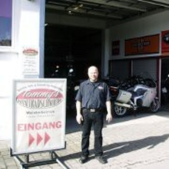 Thomas Müller, Inhaber von Tommy´s Kraftradschmiede vor seinem Betrieb. Thomas Müller, Inhaber von Tommy´s Kraftradschmiede vor seinem Betrieb.
