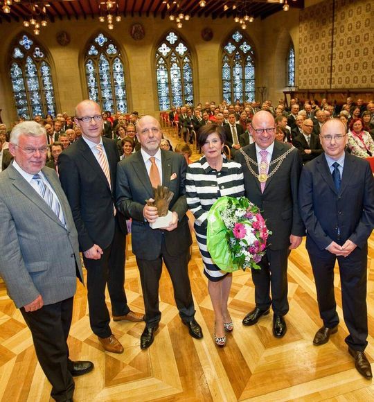 Der Wirtschaftspreis der Stadt Münster wurde im Rathausfestsaal verliehen: (v.l.) Georg Berding, Dr. Thomas Robbers, Preisträger Wolfgang Fritsch-Albert, seine Ehefrau Renate Fritsch-Albert, Markus Lewe und Friedhelm Schade. Der Wirtschaftspreis der Stadt Münster wurde im Rathausfestsaal verliehen: (v.l.) Georg Berding, Dr. Thomas Robbers, Preisträger Wolfgang Fritsch-Albert, seine Ehefrau Renate Fritsch-Albert, Markus Lewe und Friedhelm Schade.