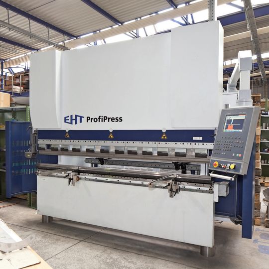 Die Auslegung der Oberwerkzeug-Klemmung der Profipress erlaubt auch den Einsatz überhoher Stempel. Die Auslegung der Oberwerkzeug-Klemmung der Profipress erlaubt auch den Einsatz überhoher Stempel.
