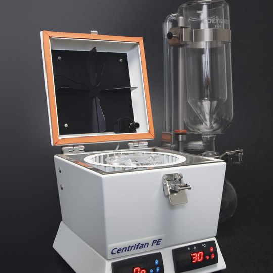 Der neue KDS Centrifan PE Evaporator von KD Scientific entfernt zuverlässig, sauber, schnell, schonend und leise alle Arten von Lösungsmitteln inklusive Wasser und DMSO. Der neue KDS Centrifan PE Evaporator von KD Scientific entfernt zuverlässig, sauber, schnell, schonend und leise alle Arten von Lösungsmitteln inklusive Wasser und DMSO.