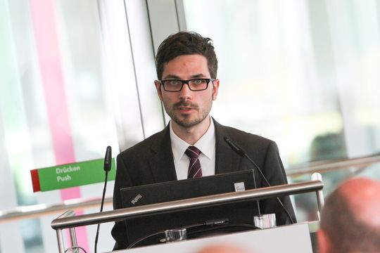 „Mit dem laserunterstützten Thermoplast-Tapewickeln steht eine ressourcen- und energieeffiziente Produktionstechnik für die Herstellung von FVK Druckbehältern zur Verfügung“, so Andreas Witte auf der Control in Stuttgart. „Mit dem laserunterstützten Thermoplast-Tapewickeln steht eine ressourcen- und energieeffiziente Produktionstechnik für die Herstellung von FVK Druckbehältern zur Verfügung“, so Andreas Witte auf der Control in Stuttgart.