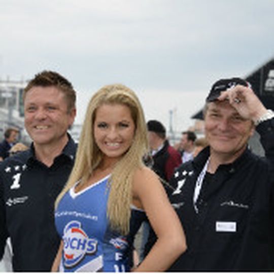 Strahlen um die Wette: ZDK-Vizepräsident und Bundesinnungsmeister Wilhelm Hülsdonk (l.), Fuchs-Grid-Girl und Fuchs-Verkaufsleiter Dietmar Neubauer. Strahlen um die Wette: ZDK-Vizepräsident und Bundesinnungsmeister Wilhelm Hülsdonk (l.), Fuchs-Grid-Girl und Fuchs-Verkaufsleiter Dietmar Neubauer.