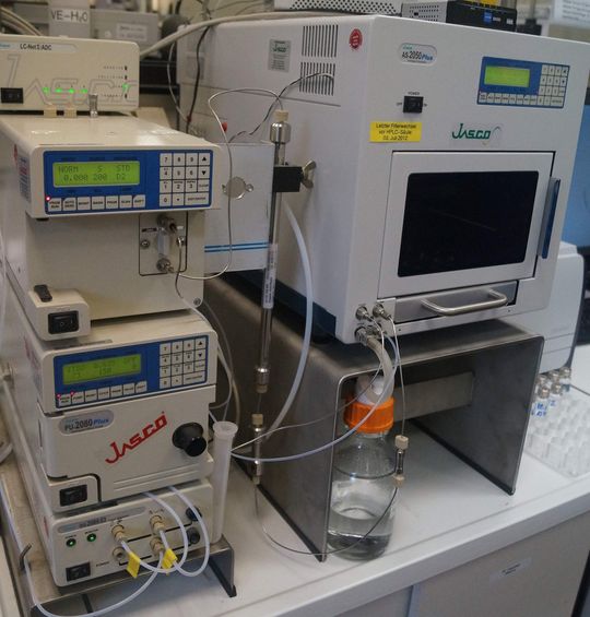 Abb.1: Zur Steigerung der Produktivität wurde das HPLC-System durch einen Probengeber erweitert. Abb.1: Zur Steigerung der Produktivität wurde das HPLC-System durch einen Probengeber erweitert.