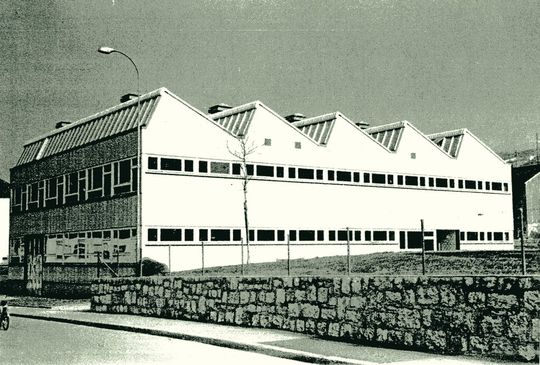 L'usine Perrin Frères SA à Moutier, au début des années 1960, devenue par la suite Perrin Machines SA. L'usine Perrin Frères SA à Moutier, au début des années 1960, devenue par la suite Perrin Machines SA.