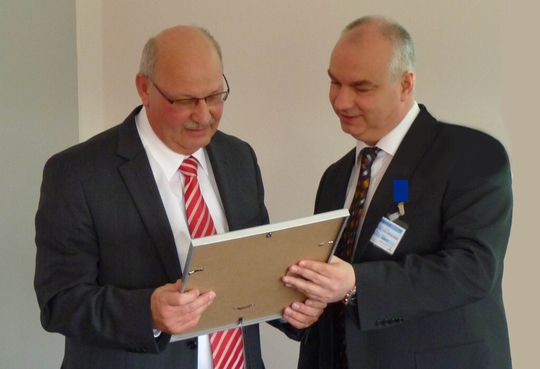 Bernd Bok, Leiter Einkauf der Homag Holzbearbeitungssysteme (rechts) überreicht Helmut Luksch, Geschäftsführer bei Helukabel, die Auszeichnung (links).