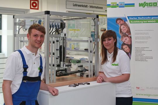 Die Auszubildenden Steve Tschierschwitz (Werkzeugmechaniker Fachrichtung Stanz-Biegewerkzeuge) und Michelle Brückner (Technische Produktdesignerin Fachrichtung Maschinen- und Anlagenkonstruktion) präsentieren ihr Modell eines Regalsystems, das bei den World Skills die verschiedenen Wago-Produkte und ihre Einsatzgebiete veranschaulicht. Die Auszubildenden Steve Tschierschwitz (Werkzeugmechaniker Fachrichtung Stanz-Biegewerkzeuge) und Michelle Brückner (Technische Produktdesignerin Fachrichtung Maschinen- und Anlagenkonstruktion) präsentieren ihr Modell eines Regalsystems, das bei den World Skills die verschiedenen Wago-Produkte und ihre Einsatzgebiete veranschaulicht.
