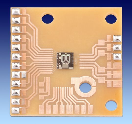 PTB-Squid-Sensorchip (3 x 3 mm) auf einem Chipträger. Die Squid-Chips werden ähnlich wie Computerchips in der Halbleiterindustrie hergestellt. PTB-Squid-Sensorchip (3 x 3 mm) auf einem Chipträger. Die Squid-Chips werden ähnlich wie Computerchips in der Halbleiterindustrie hergestellt.