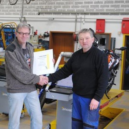 Richard Wolfrum und Peter Mächel nach der erfolgreichen Produktschulung. Richard Wolfrum und Peter Mächel nach der erfolgreichen Produktschulung.