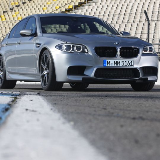 Der BMW M5 erhält eine Verjüngungskur: Leistungssteigerung, Designfeinschliff und Verbesserung der Assistenzsysteme sind inbegriffen. Der BMW M5 erhält eine Verjüngungskur: Leistungssteigerung, Designfeinschliff und Verbesserung der Assistenzsysteme sind inbegriffen.