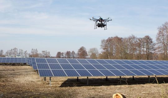 Thermografie von Photovoltaik-Anlagen mit Drohnen aus der Luft