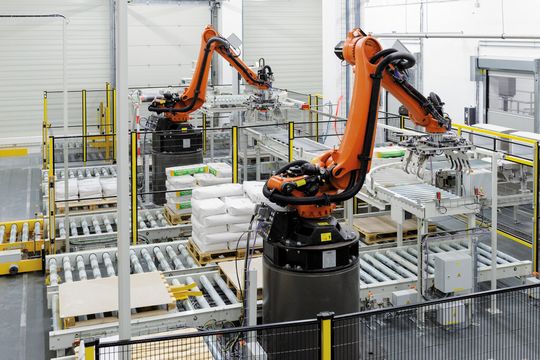 Die Produktionslinien laufen am Ende auf zwei Förderstrecken zusammen, an denen jeweils ein Palettierroboter die Stärke-Säcke auf Paletten stapelt. Die Produktionslinien laufen am Ende auf zwei Förderstrecken zusammen, an denen jeweils ein Palettierroboter die Stärke-Säcke auf Paletten stapelt.