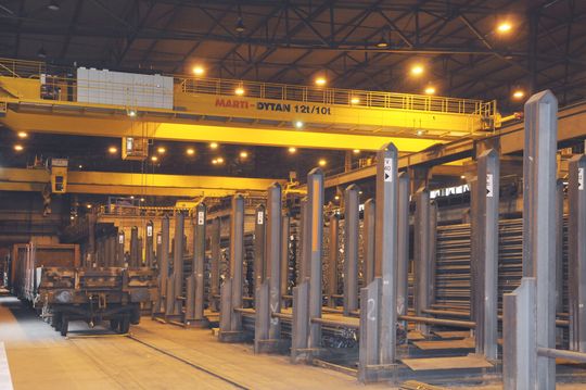 Der Zweiträgerlaufkran hat eine Tragfähigkeit von 12 t und ist zusätzlich mit einem Hilfshubwerk mit 10 t Tragfähigkeit ausgestattet. Der Zweiträgerlaufkran hat eine Tragfähigkeit von 12 t und ist zusätzlich mit einem Hilfshubwerk mit 10 t Tragfähigkeit ausgestattet.
