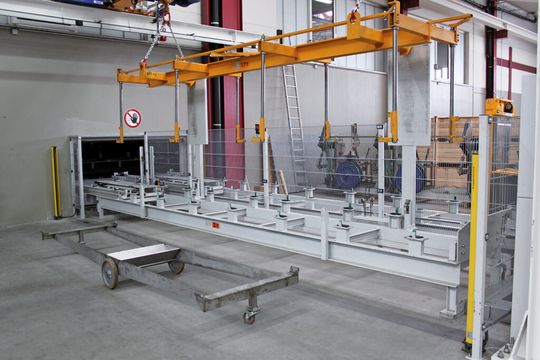 Ein-/Auslagerstationen, davor ein manuell zu bedienender Stapelwagen, mit dem Edelstahlrohre von den Produktionsanlagen zum Lagerbereich transportiert werden. Ein-/Auslagerstationen, davor ein manuell zu bedienender Stapelwagen, mit dem Edelstahlrohre von den Produktionsanlagen zum Lagerbereich transportiert werden.