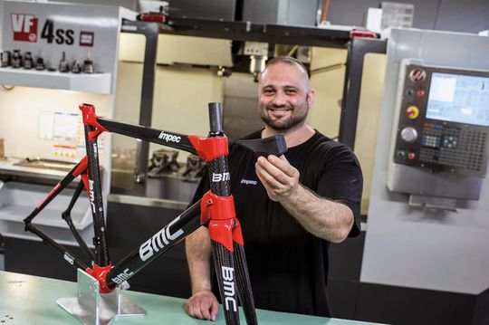 Die Karbonrahmen: Die Herstellung von Karbonrohren dominiert die Produktion bei BMC. Die Karbonrahmen: Die Herstellung von Karbonrohren dominiert die Produktion bei BMC.