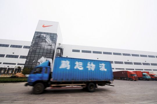 Das Nike China Logistics Center ist das grösste Distributionszentrum des Sportartikelherstellers in Asien. Ausgestattet ist das Lager mit Hochleistungssortieranlagen von Crisplant. Das Nike China Logistics Center ist das grösste Distributionszentrum des Sportartikelherstellers in Asien. Ausgestattet ist das Lager mit Hochleistungssortieranlagen von Crisplant.