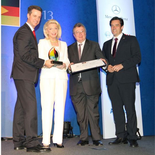 Maria-Elisabeth Schaeffler bei der Übergabe der Auszeichnung zur „Deutsch-Brasilianischen Persönlichkeit 2013“ . Maria-Elisabeth Schaeffler bei der Übergabe der Auszeichnung zur „Deutsch-Brasilianischen Persönlichkeit 2013“ .