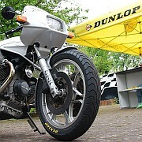 Dunlop präsentierte den Streetsmart auch auf echten Klassikern wie dieser Moto Guzzi Le Mans. Dunlop präsentierte den Streetsmart auch auf echten Klassikern wie dieser Moto Guzzi Le Mans.