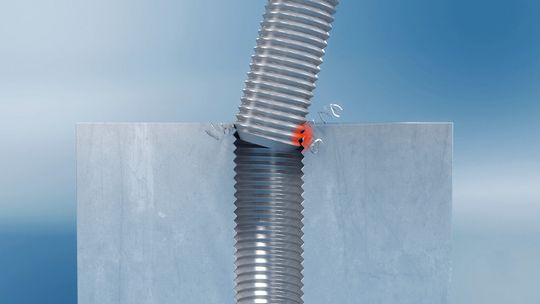 Fehlerhafter Schraubfall: Die Schraube wird nicht senkrecht zum Aufnahmegewinde und somit um einen Gewindegang versetzt platziert. Eine Beschädigung des Aufnahmegewindes ist oftmals die Folge.