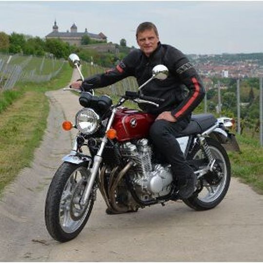 Die CB 1100 trägt den Mythos der Siebziger ins Jahr 2013. Die CB 1100 trägt den Mythos der Siebziger ins Jahr 2013.