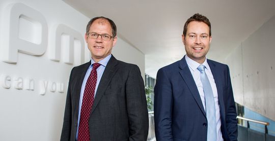 Dr. Thomas May (li), ifm Geschäftsführer, und Dr. Bernd Buxbaum Geschäftsführer pmdtechnologies, planen gemeinsam für die Zukunft. Dr. Thomas May (li), ifm Geschäftsführer, und Dr. Bernd Buxbaum Geschäftsführer pmdtechnologies, planen gemeinsam für die Zukunft.