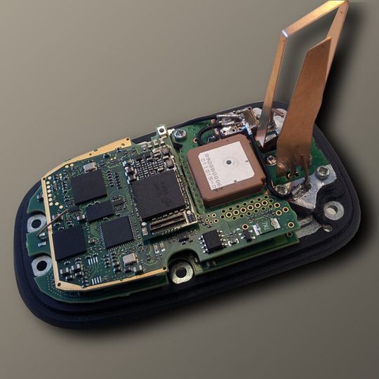 Die intelligente Dachantenne ist ein Multibandantennensystem, das die Dienste GSM/3G/LTE, GPS und Car?to?Car (C2C) in einem einzigen Modul vereint Die intelligente Dachantenne ist ein Multibandantennensystem, das die Dienste GSM/3G/LTE, GPS und Car?to?Car (C2C) in einem einzigen Modul vereint