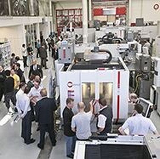 Zur Hausmesse kamen 2500 Besuchern aus über 50 Ländern. Zur Hausmesse kamen 2500 Besuchern aus über 50 Ländern.