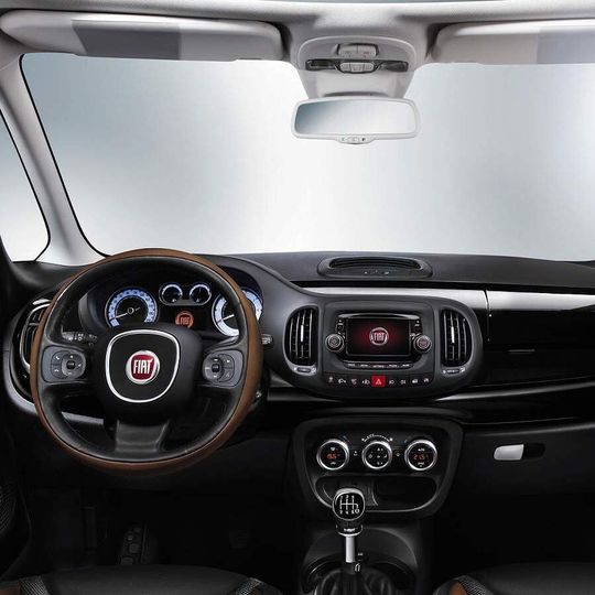 Das Infotainment-System Uconnect 5.0 im Fiat 500L läuft mit dem Betriebssystem Windows Embedded Automotive. Das System wird im 500L als Serienausstattung angeboten. Das Infotainment-System Uconnect 5.0 im Fiat 500L läuft mit dem Betriebssystem Windows Embedded Automotive. Das System wird im 500L als Serienausstattung angeboten.